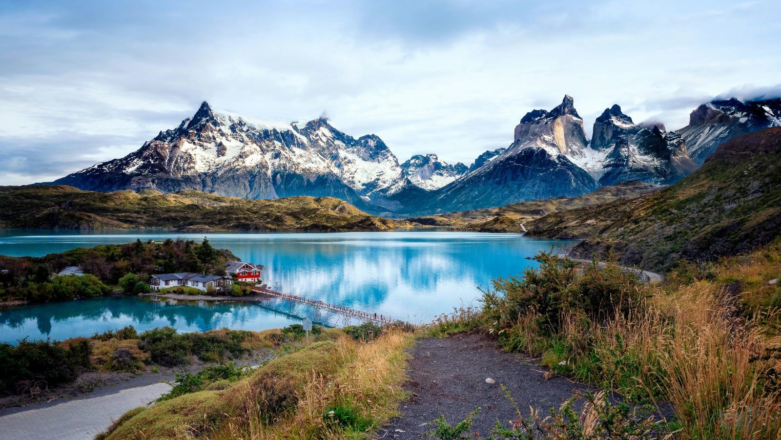 Rondreis Chili, Torres del Paine, blauwe water met bergen