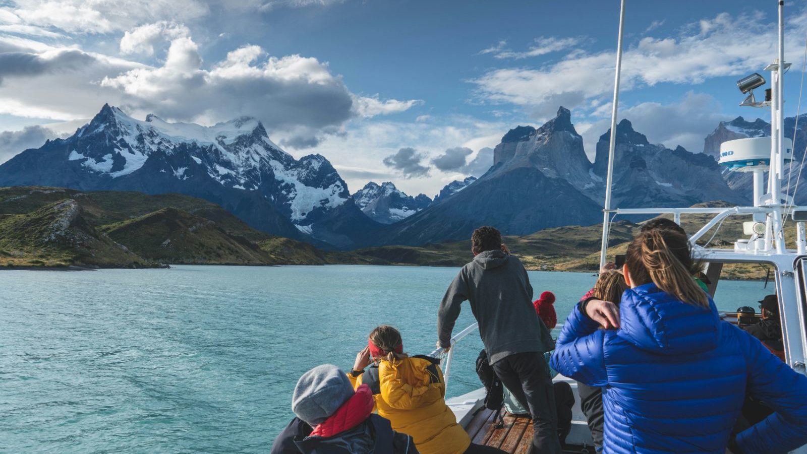 Rondreis Chili, Torres del paine, boottocht met uitzicht op de gebergte