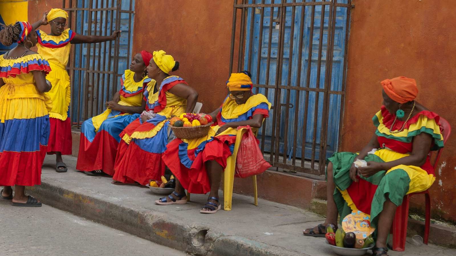 rondreis colombia, cartagena, lokals met traditionele kleding
