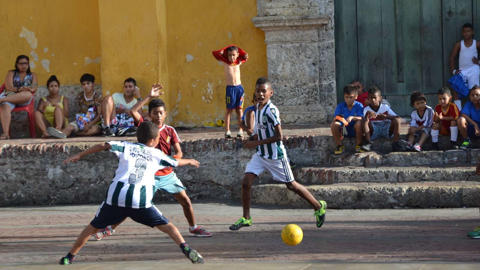 Rondreis Colombia, Cartagena, kinderen aan het voetballen op de straat