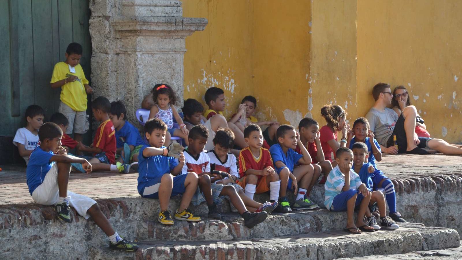 rondreis colombia cartagena, kinderen op een trapje