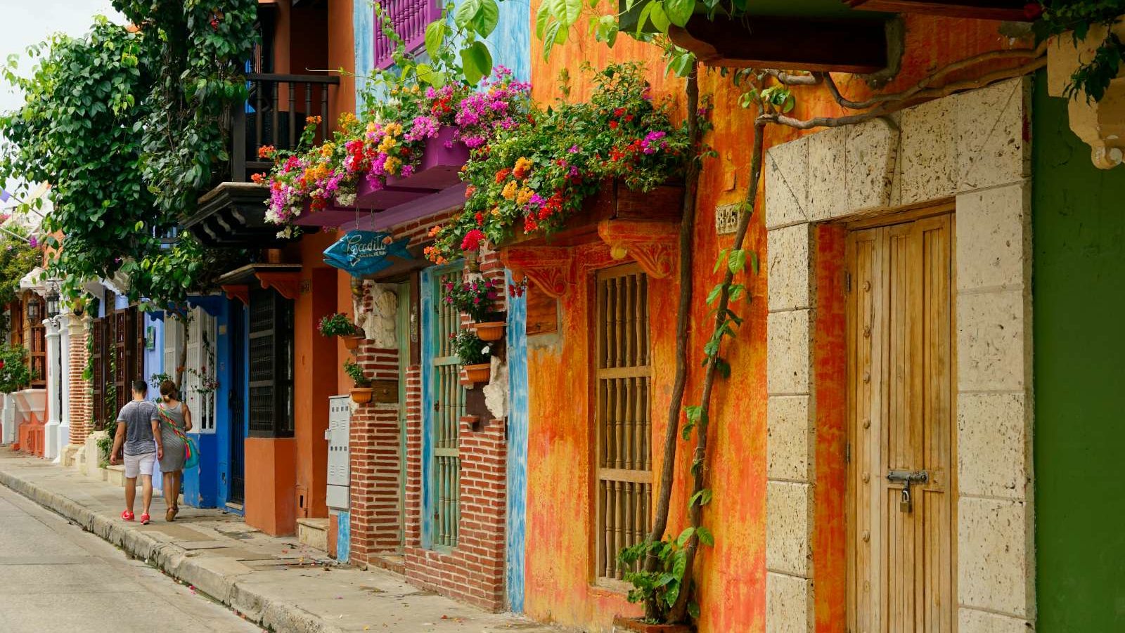 rondreis colombia cartagena, straat met gekleurde huizen