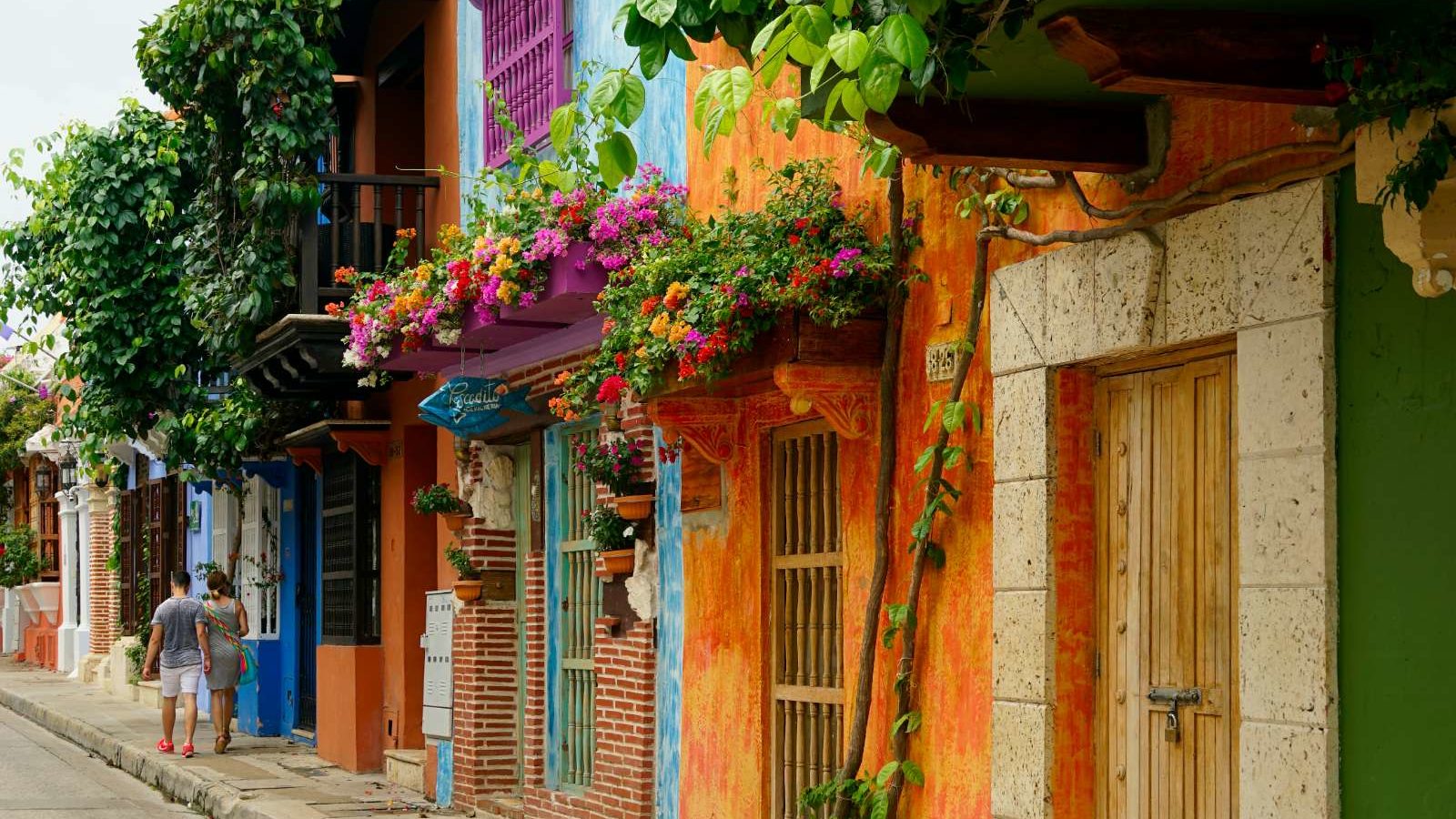 rondreis colombia cartagena, straat met gekleurde huizen