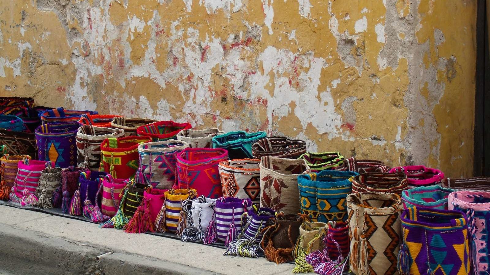 rondreis colombia cartagena, gekleurde doeken