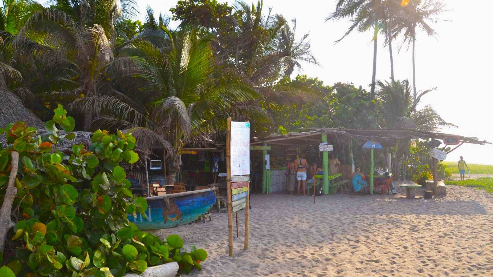 rondreis colombia palomino, strand met winkels