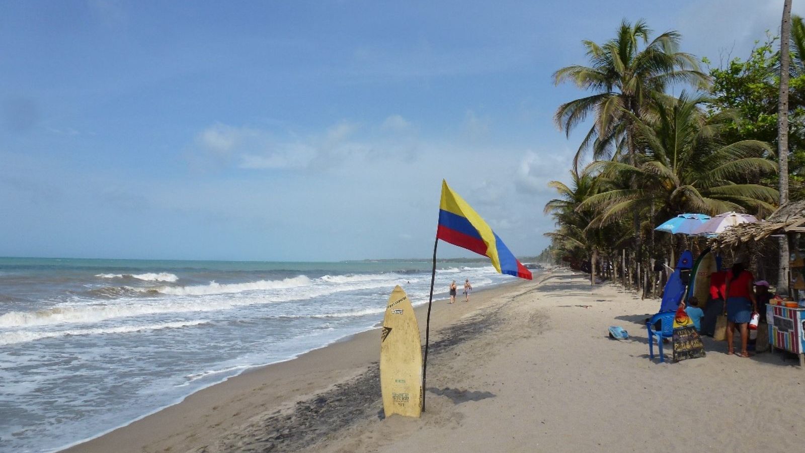 rondreis colombia palomino, surfbord met flag