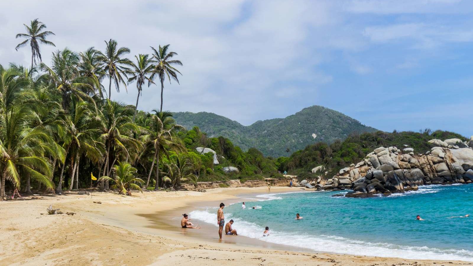 rondreis colombia tayrona national park, strand en zee