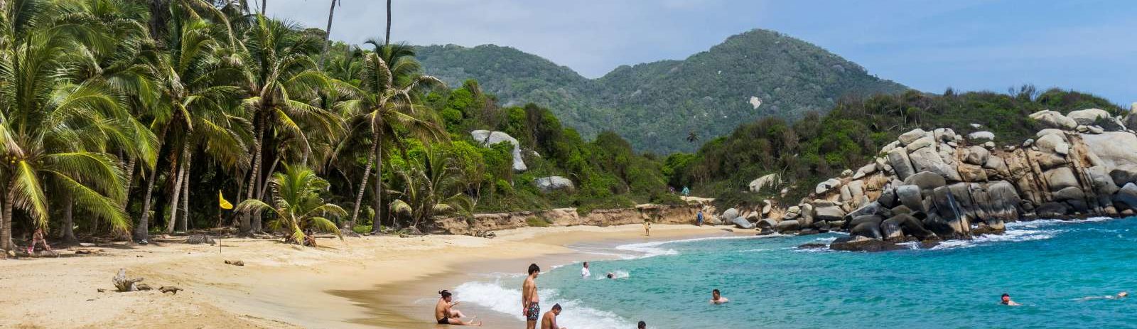 rondreis colombia tayrona national park, strand en zee