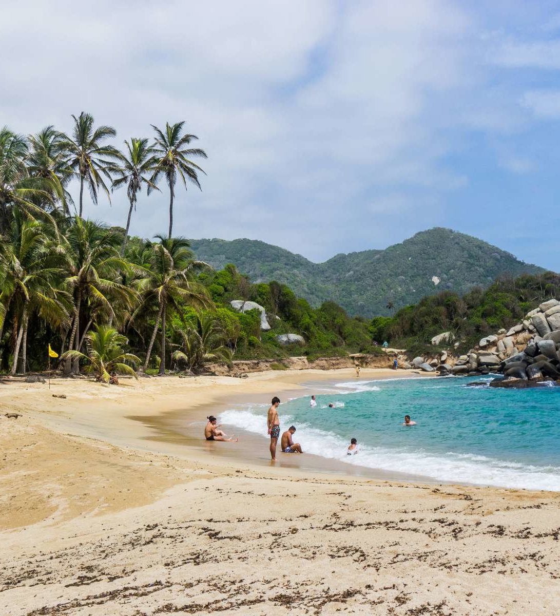 rondreis colombia tayrona national park, strand en zee