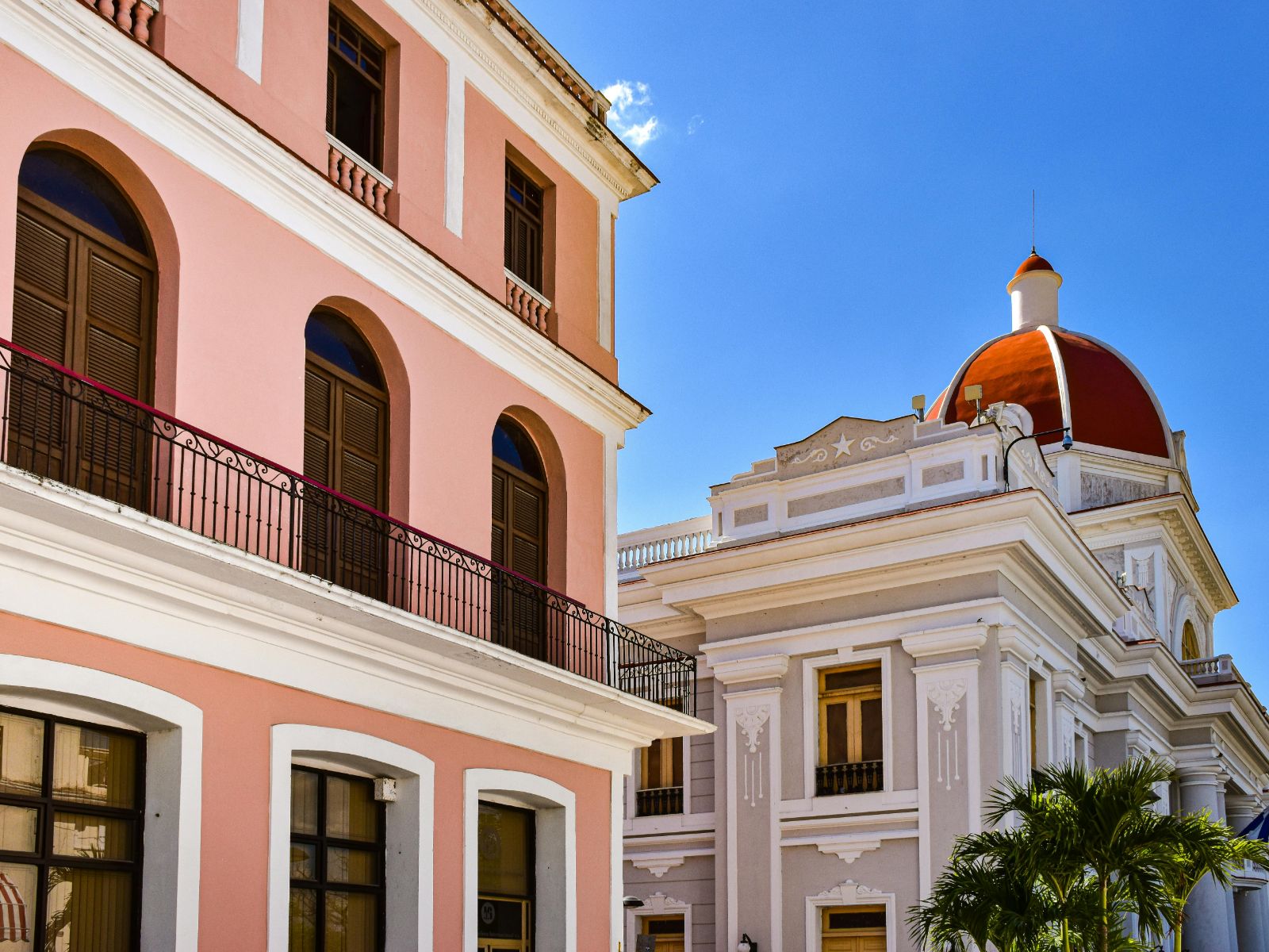 rondreis cuba cienfuegos Gebouw met balkon