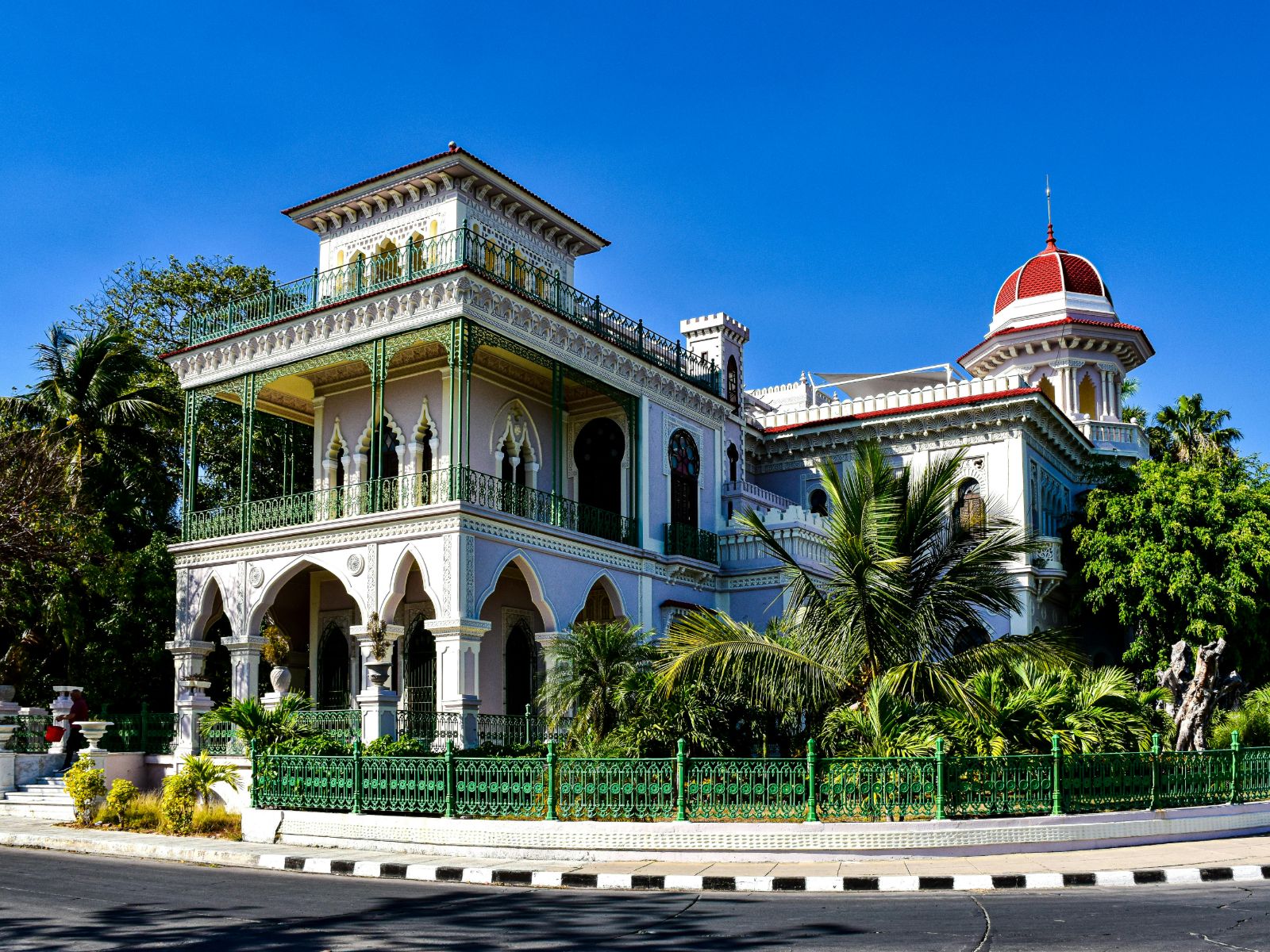 rondreis cuba, cienfuegos, gebouw langs de weg