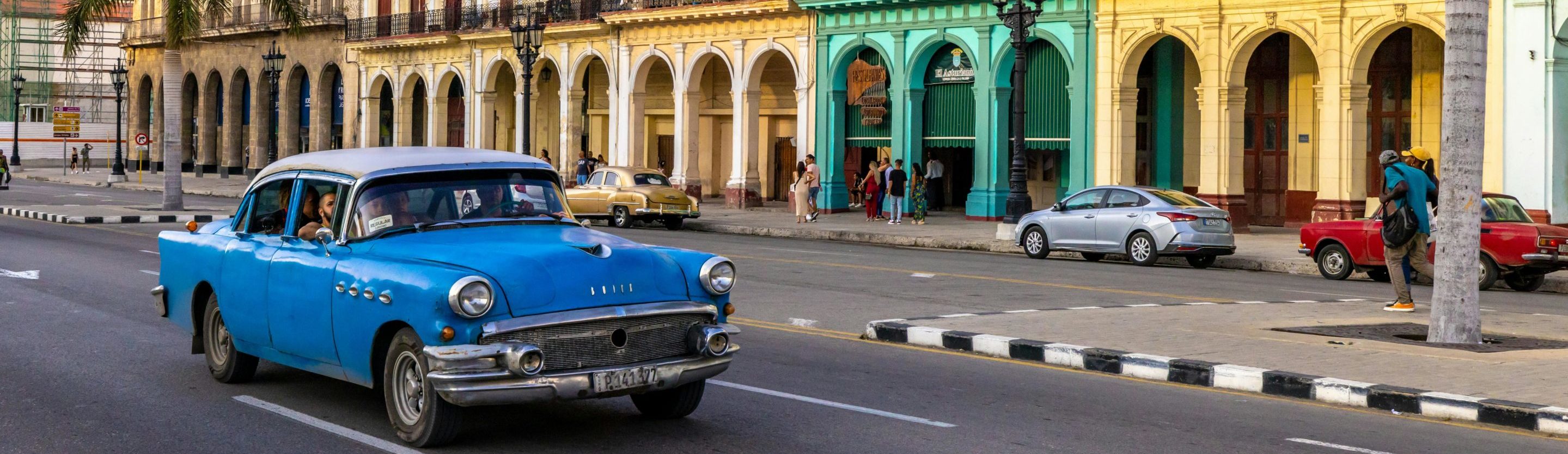 Rondreis Cuba, Havana, Blauwe auto op de weg
