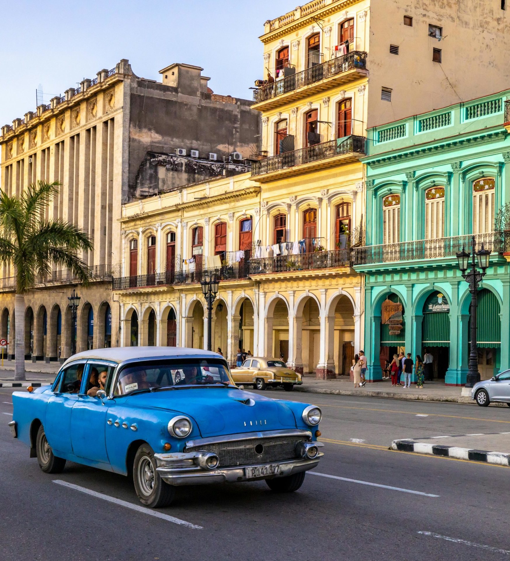 Rondreis Cuba, Havana, Blauwe auto op de weg