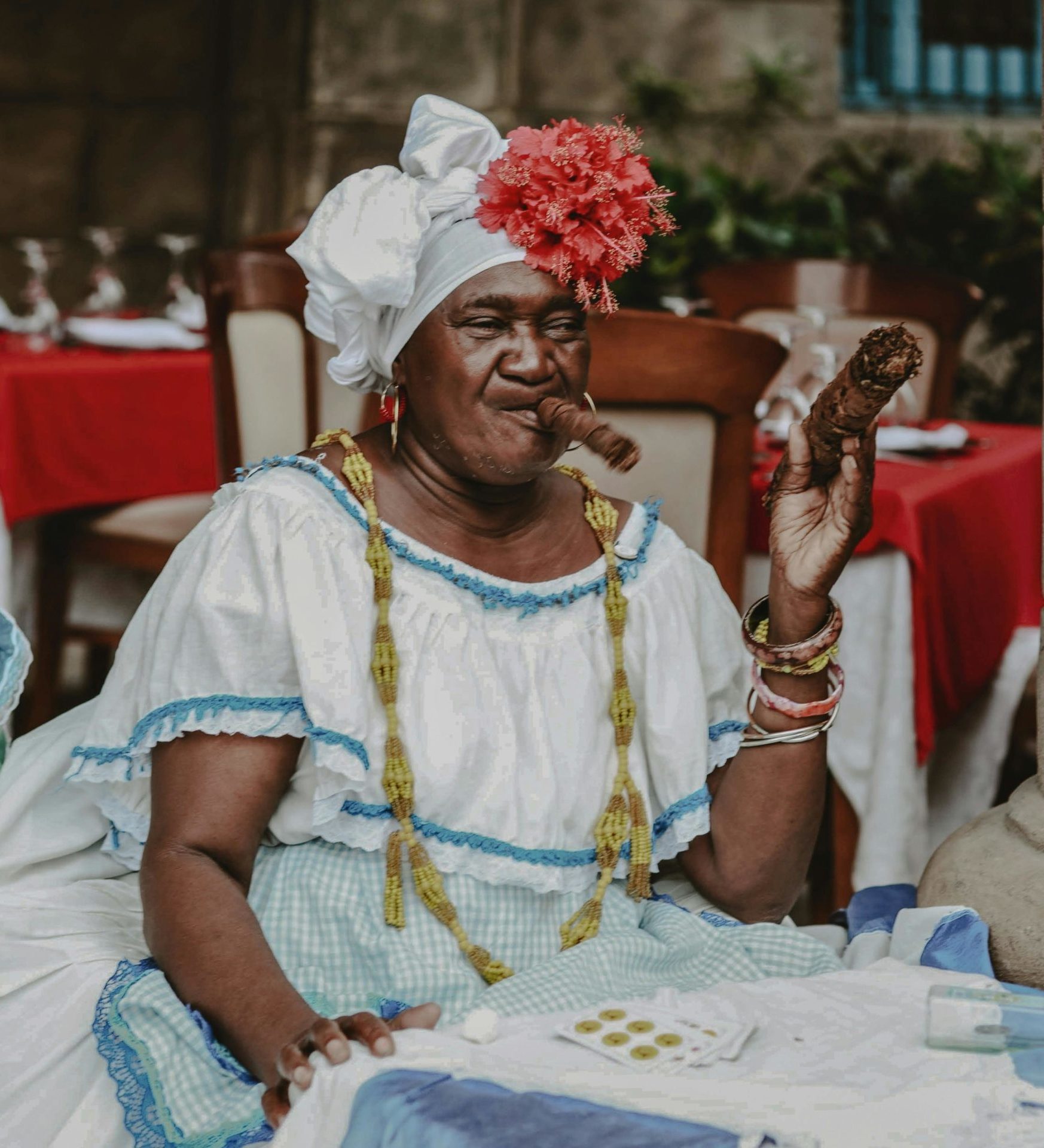 Rondreis Cuba, Havana, local met een sigaar