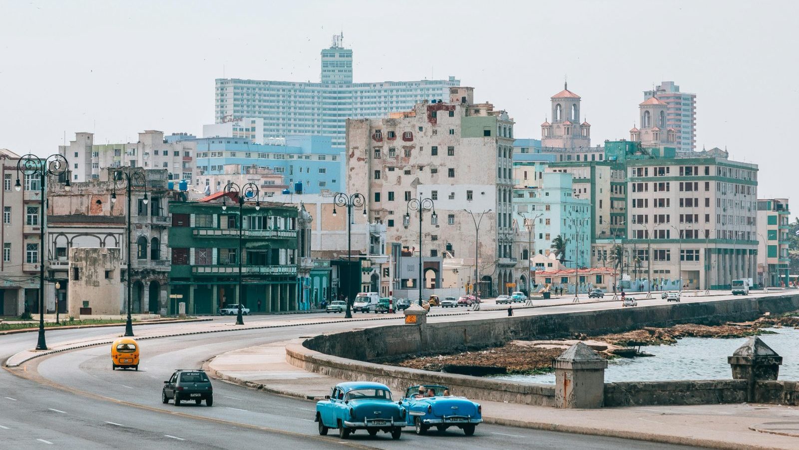 Rondreis Cuba, Havana, weg langs het water