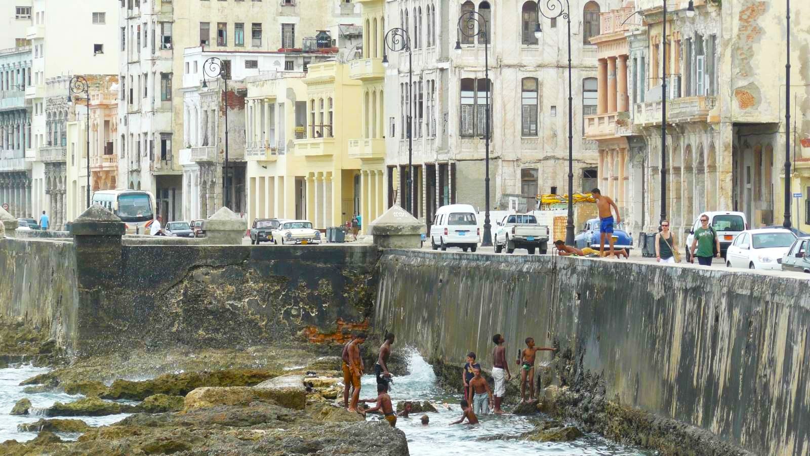 Rondreis Cuba, Havana, Lokale bevolking in de straat