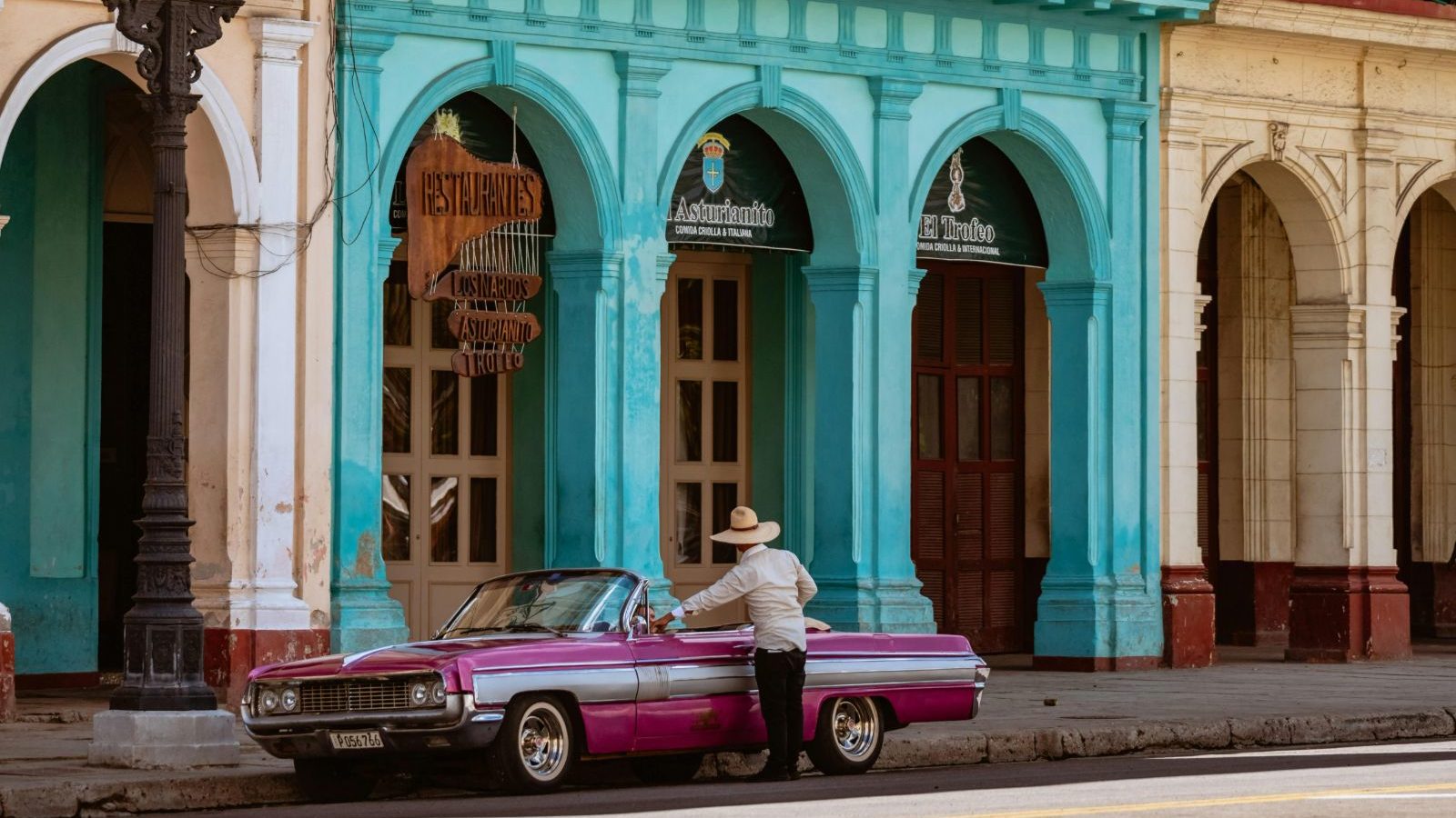 Rondreis Cuba, Havana, Man met een auto