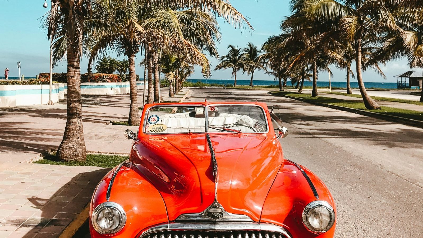 Rondreis Cuba, Jibacoa, auto langs de weg met palmbomen