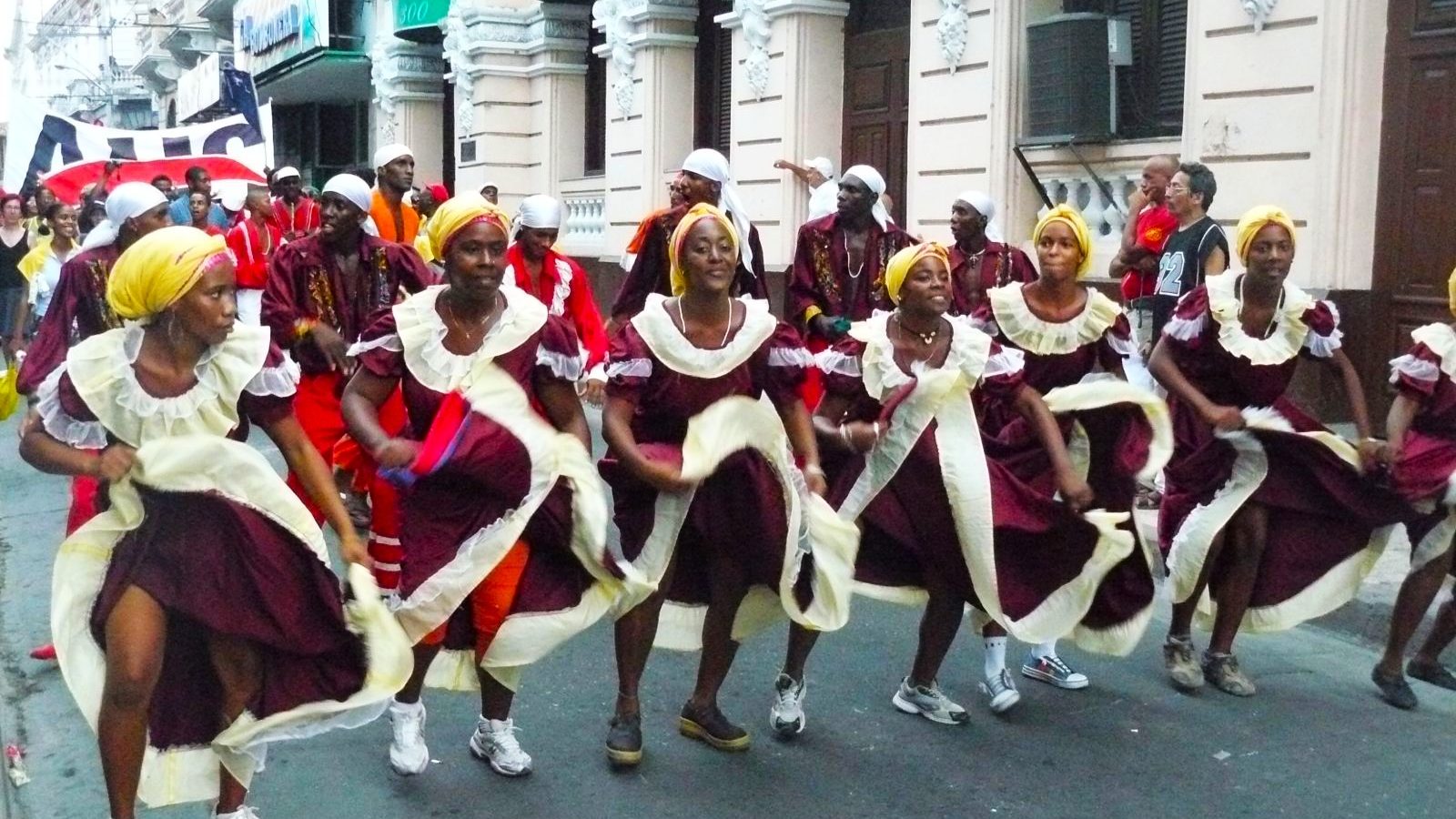 Rondreis Cuba, Santiago de Cuba, dansers op straat