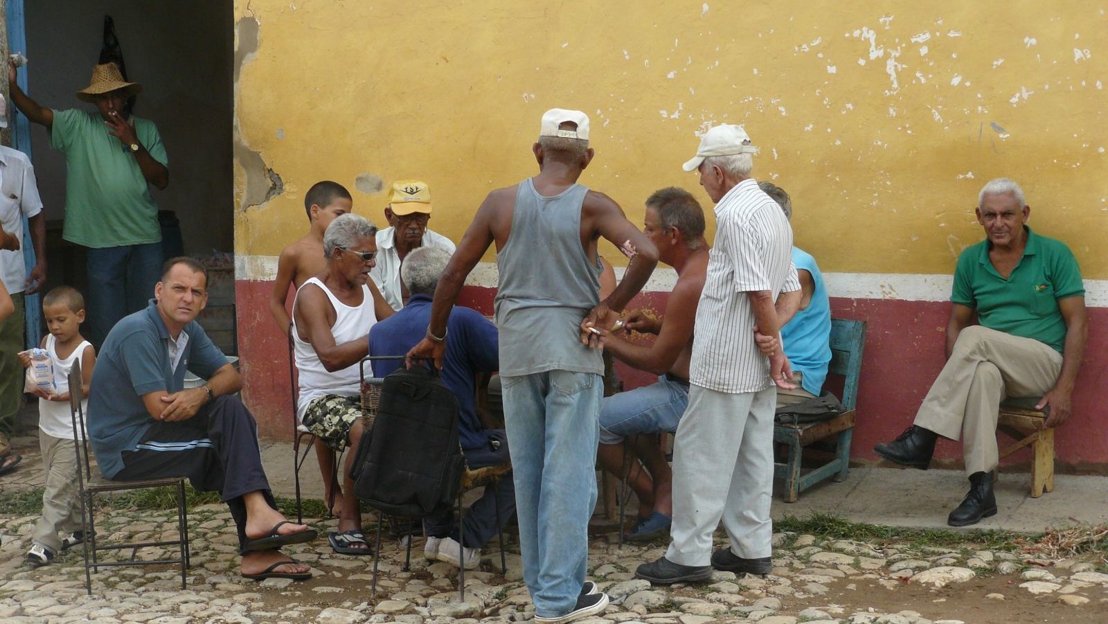 Rondreis Cuba, Trinidad, Lokale inwoners zitten op straat
