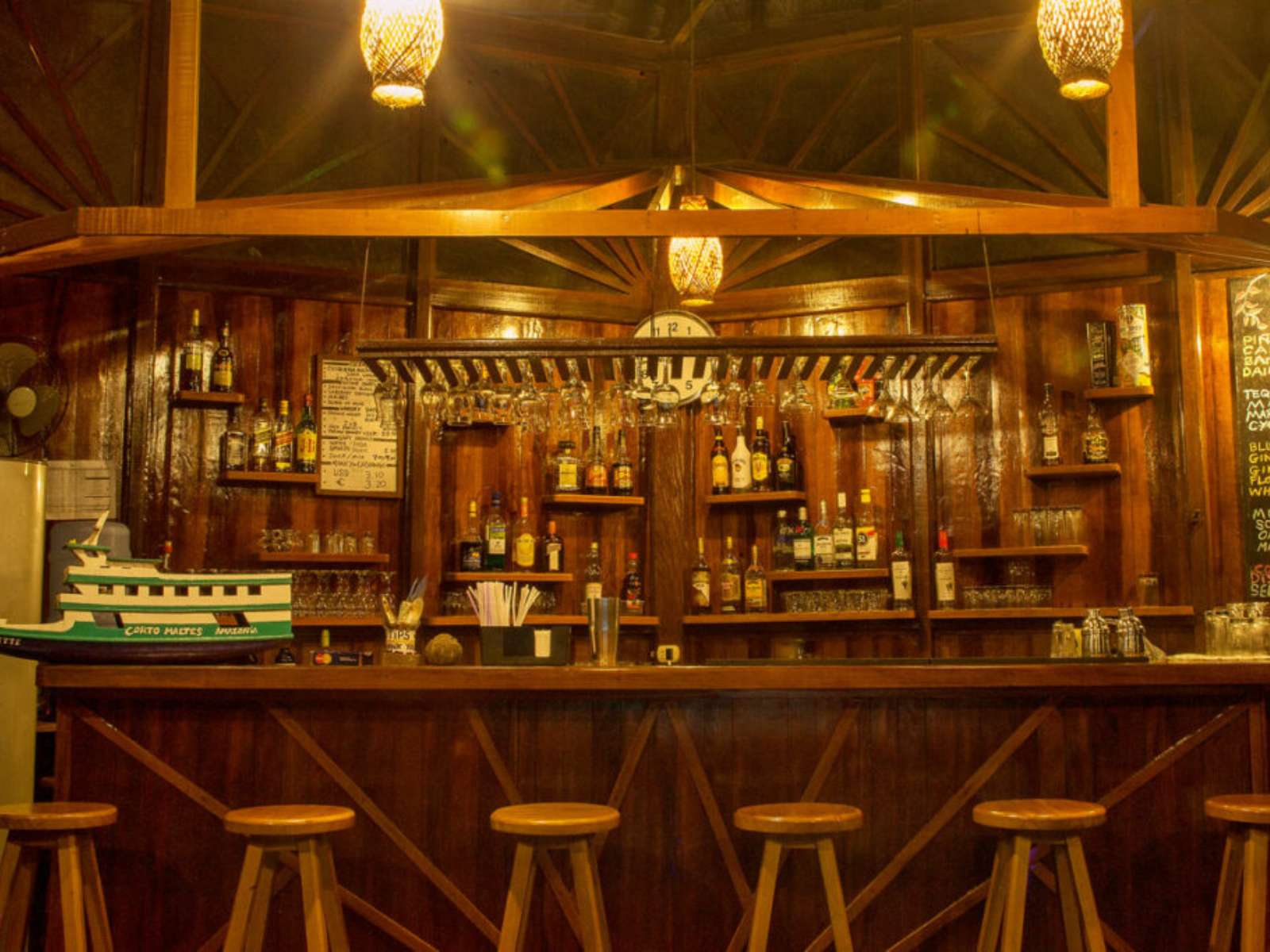 rondreis peru amazone puerto maldonado corto maltes amazonia lodge bar
