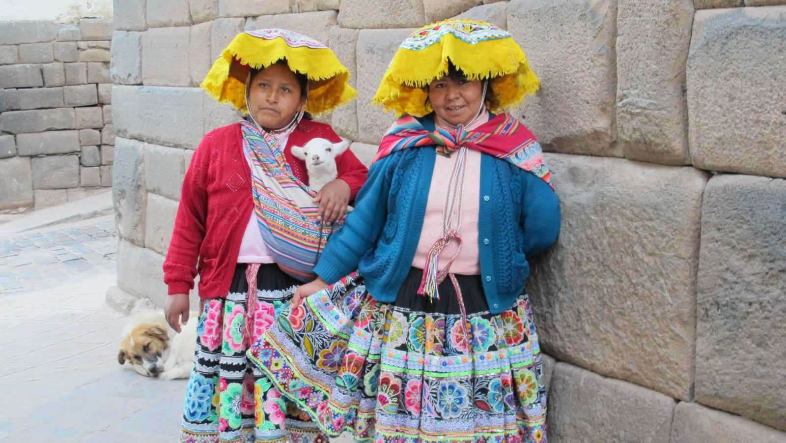 Rondreis Peru, Cusco, lokale inwoners voor een muur