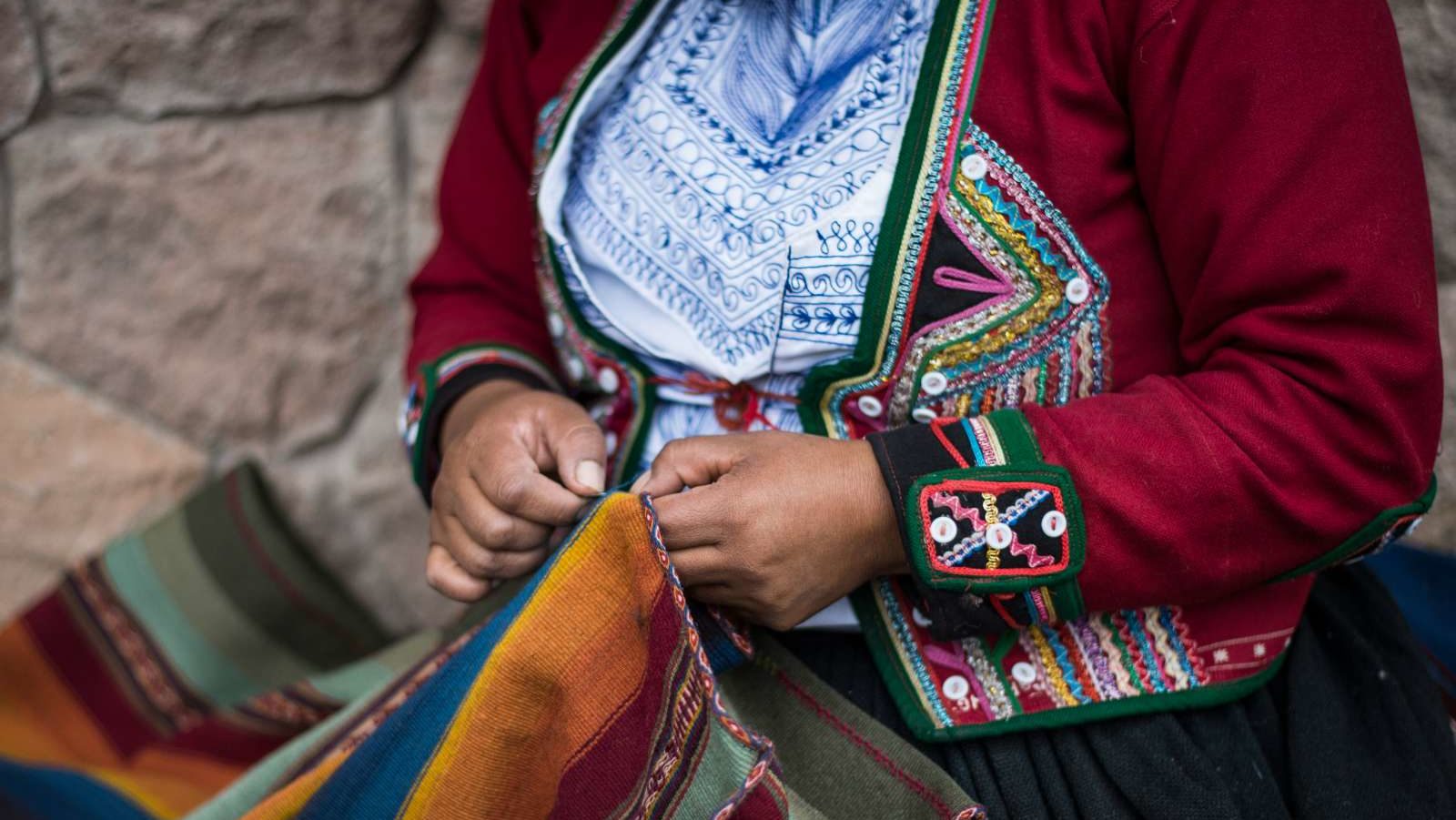 Rondreis Peru, Cusco, Naaien met de hand door een local