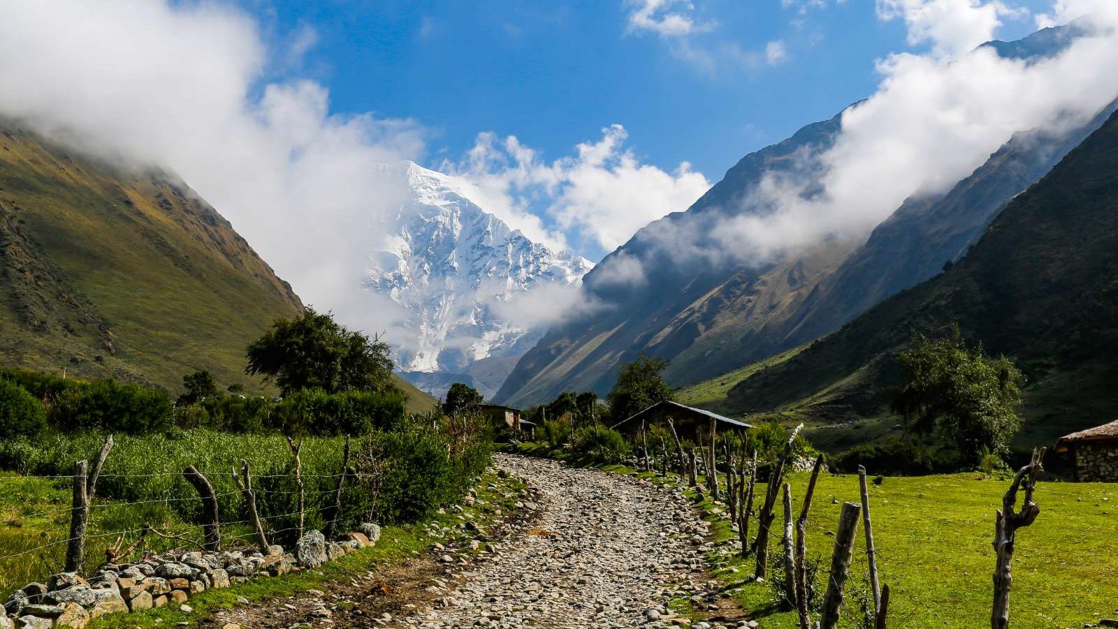 rondreis peru salkantay trekking, pad door de bergen