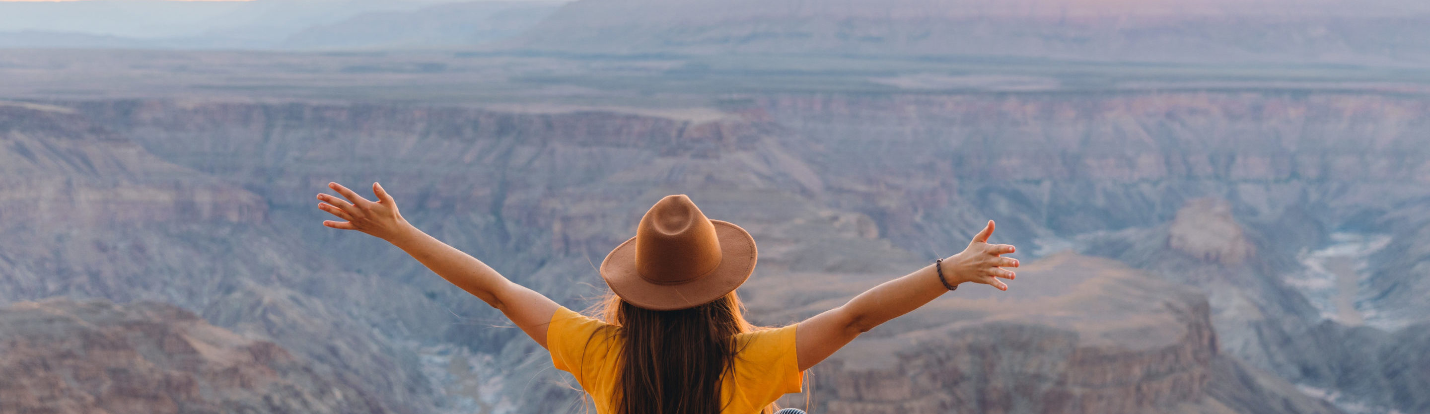 Rondreis Namibië, Fish River Canyon, vrouw met zonsondergang. header