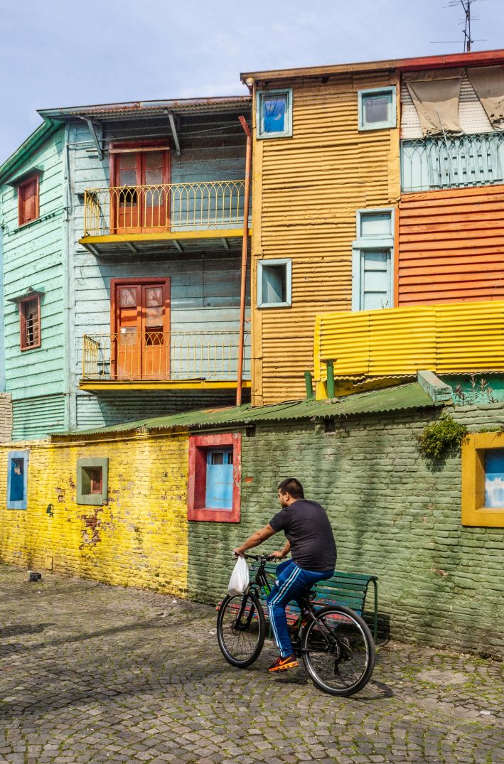Rondreis Argentinië, Buenos Aires, man op de fiets in Caminito in La Boca