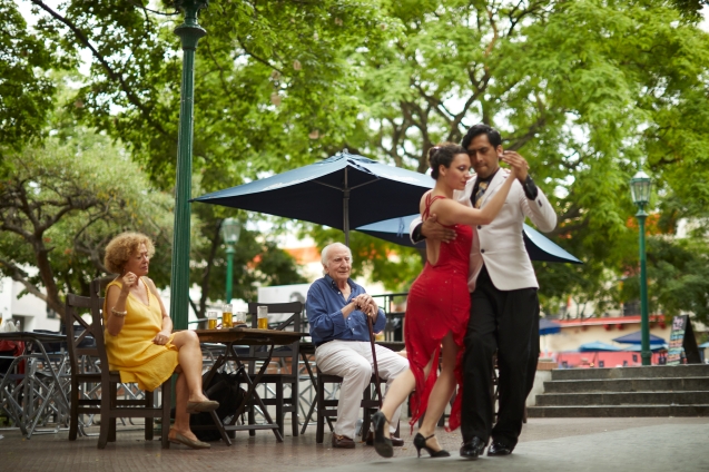 Rondreis Argentinië, Buenos Aires, toeristen genieten van straat Tango in San Telmo