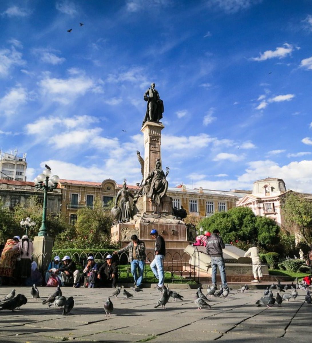 Rondreis Bolivia, La Paz, plein met standbeeld