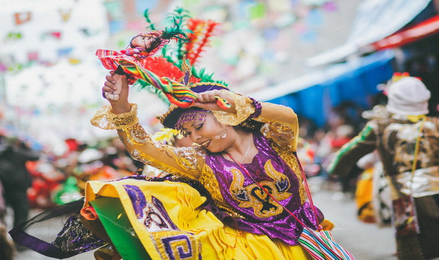 Rondreis Bolivia, Oruro carnaval, dansende vrouw