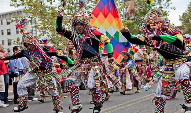 Rondreis Bolivia, Oruro carnaval, dansers op straat