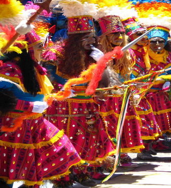 Rondreis Bolivia, Oruro carnaval, groep dansers