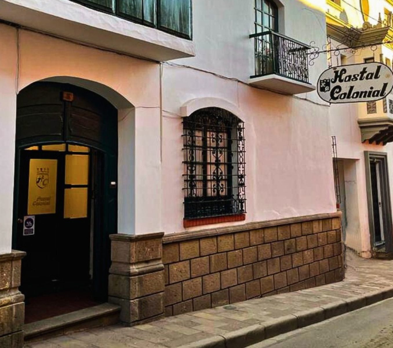 Rondreis Bolivia, Potosi, Hotel Colonial, buitenaanzicht hotel
