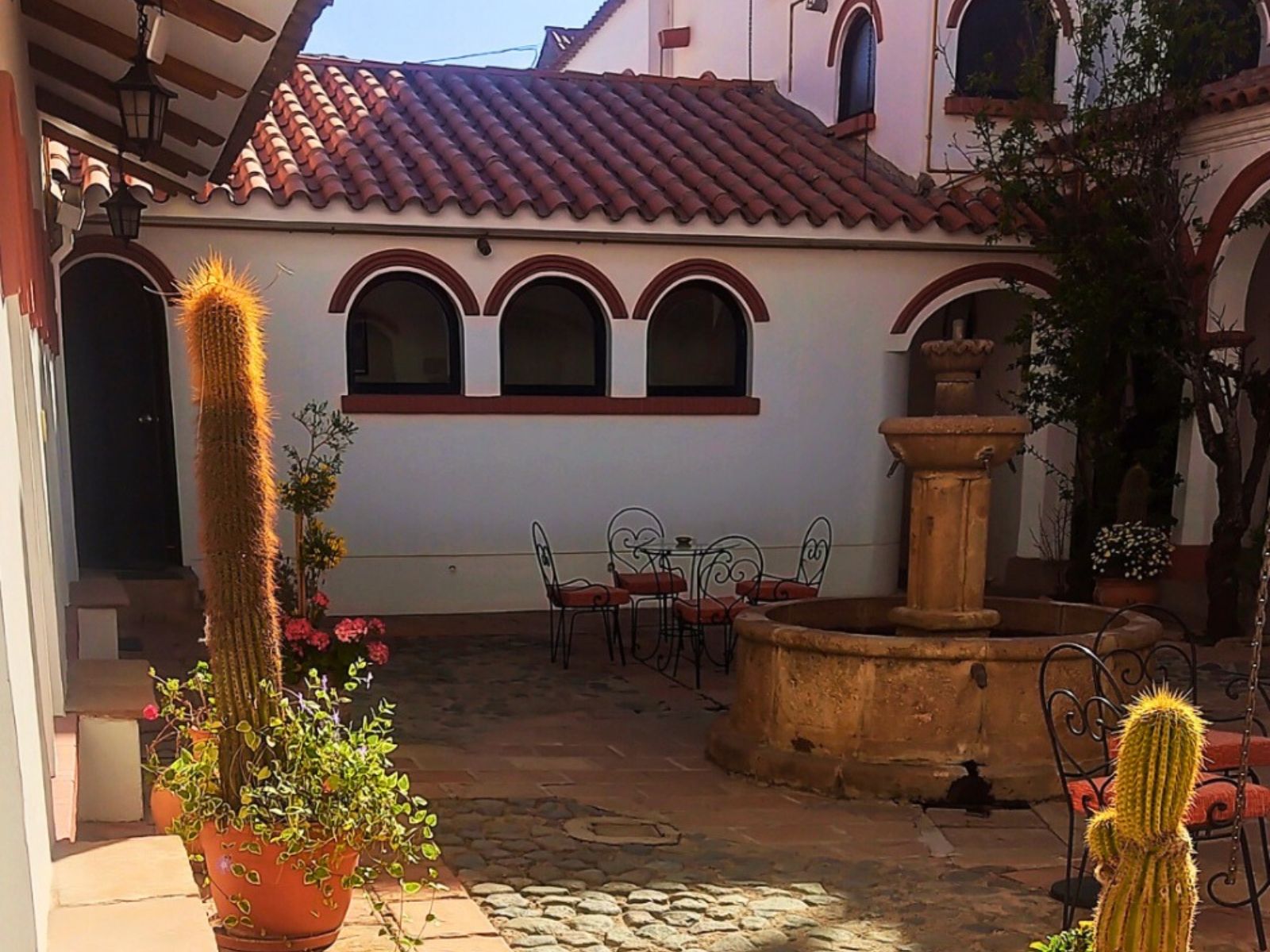 Rondreis Bolivia, Potosi, Hotel Colonial, cactus en fotein