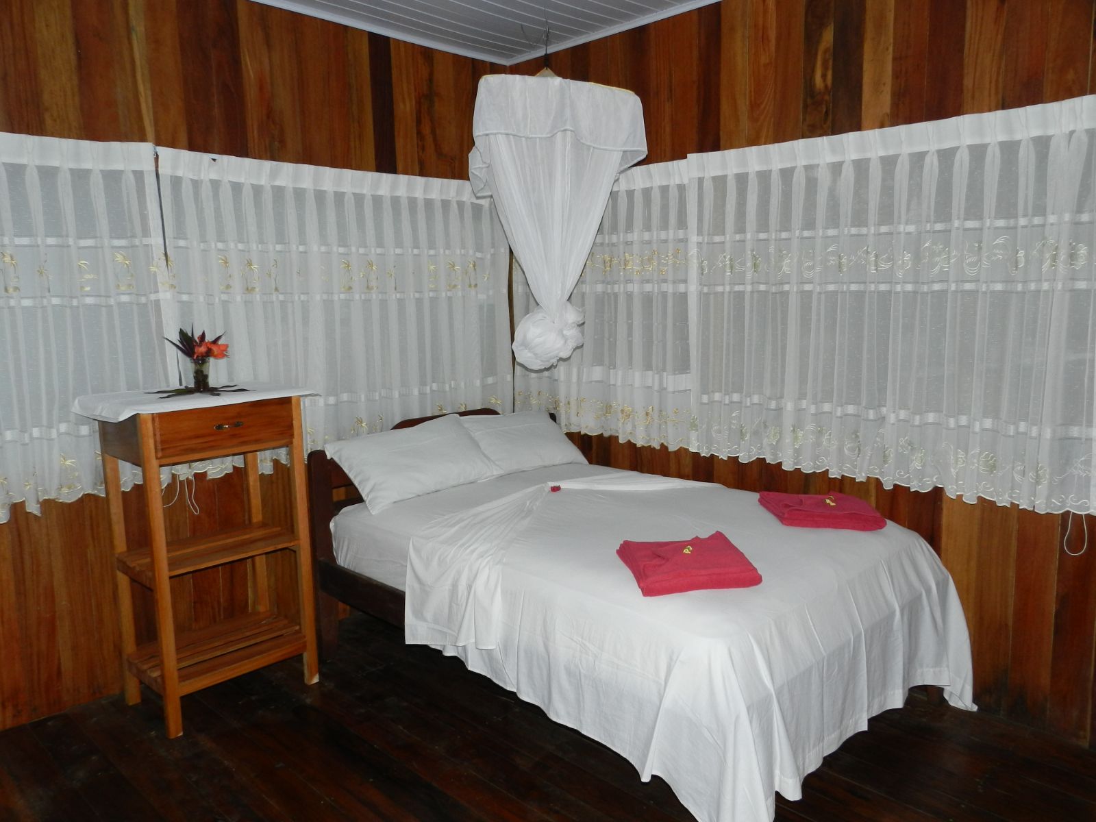 Rondreis Bolivia, Rurrenabaque, Caracoles Lodge, tweepersoonsbed