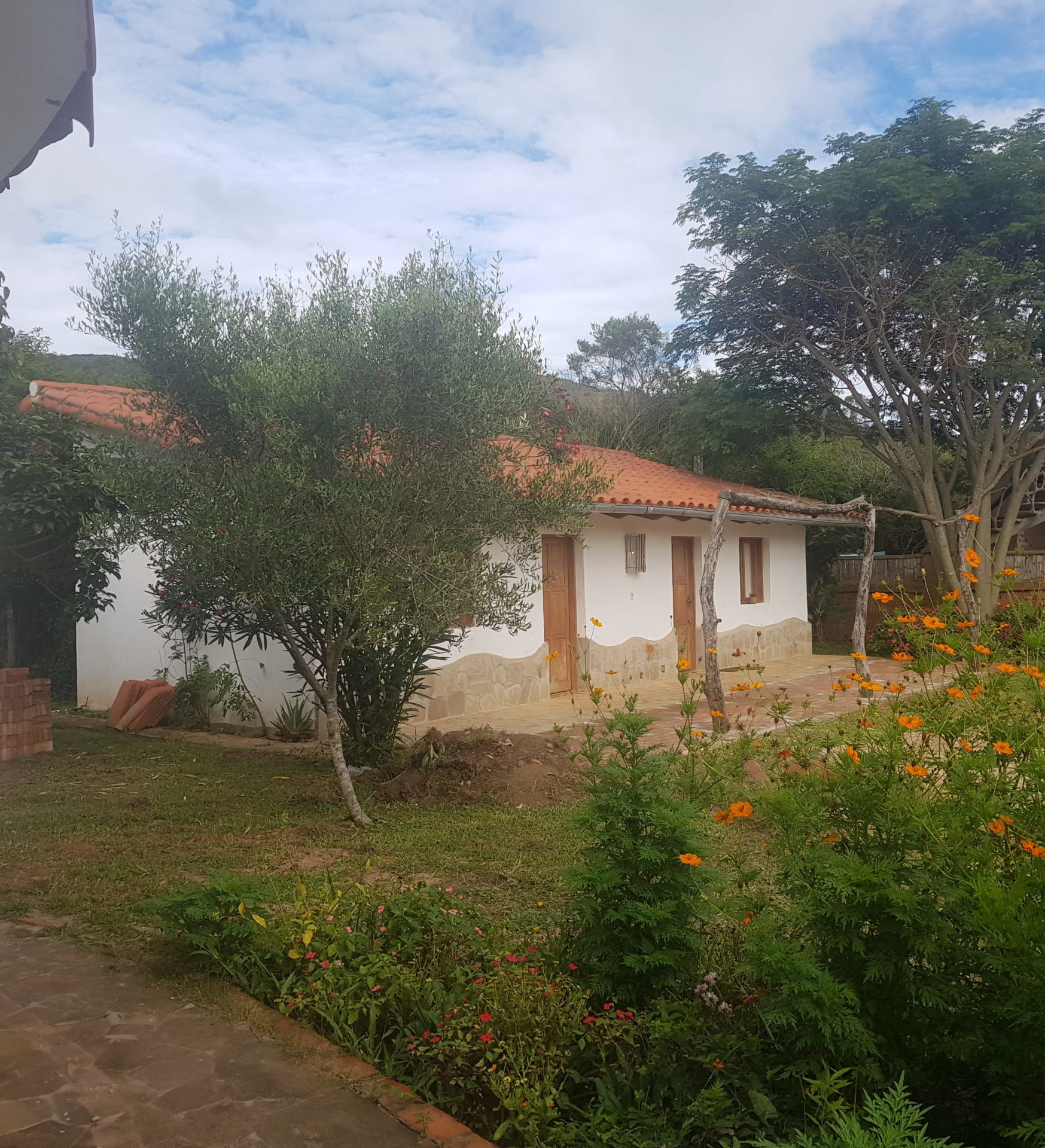 Rondreis Bolivia, Samaipata, Yvy Casa Hotel, buitenaanzicht huisje