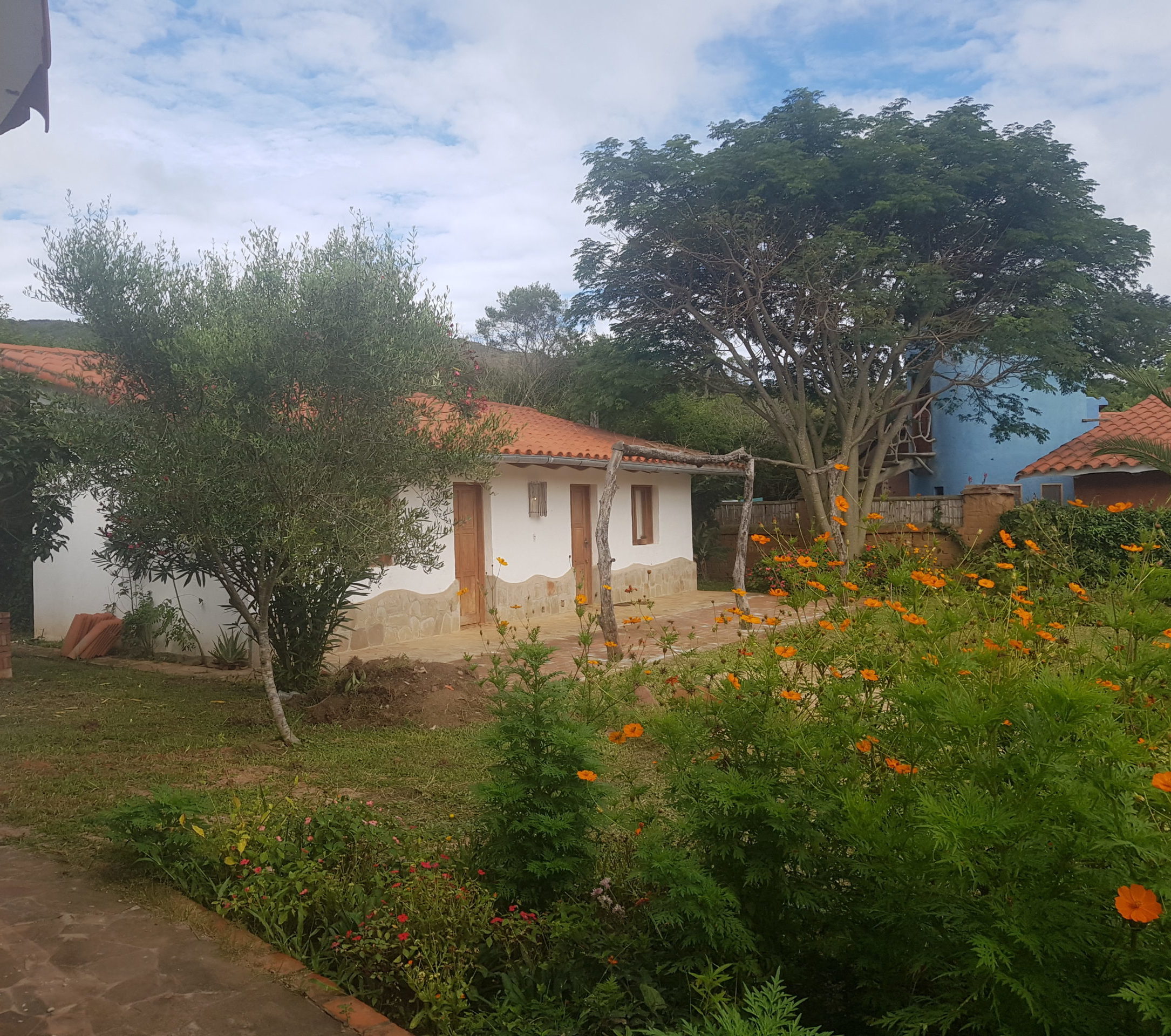 Rondreis Bolivia, Samaipata, Yvy Casa Hotel, buitenaanzicht huisje