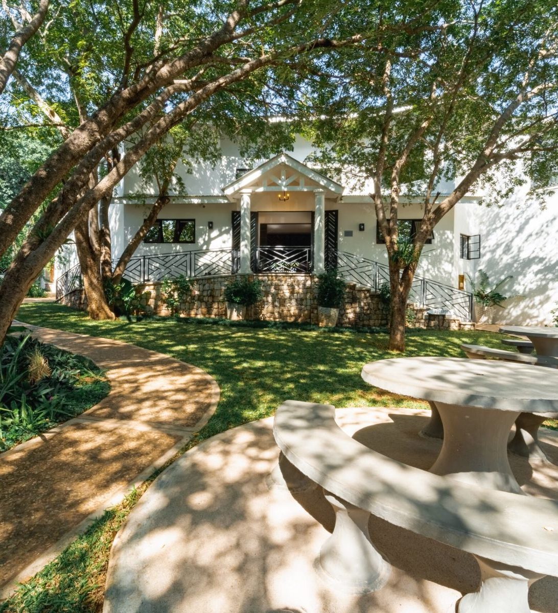 Rondreis Botswana, Vic Falls, Nkosi Guest Lodge, buitenaanzicht