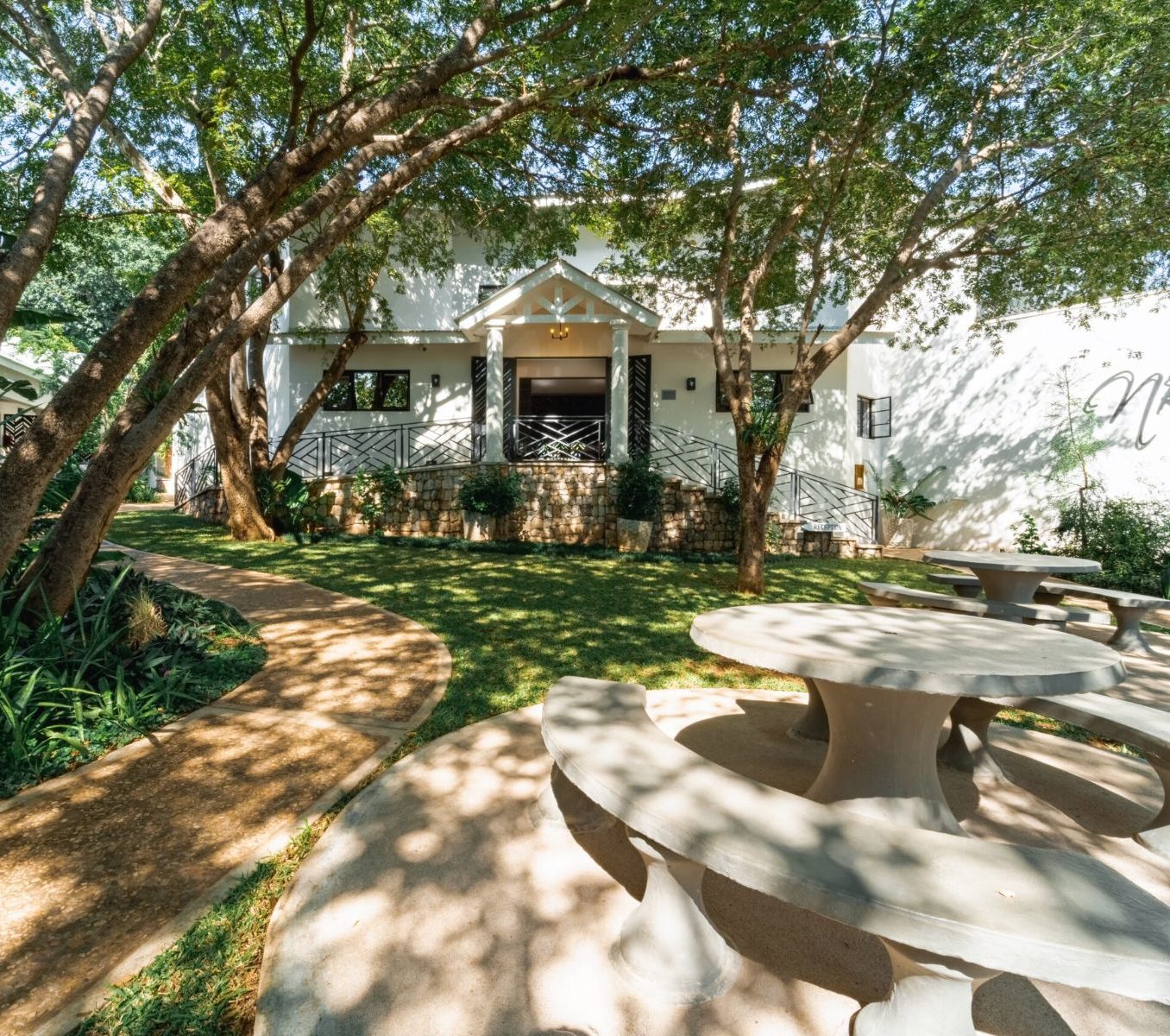 Rondreis Botswana, Vic Falls, Nkosi Guest Lodge, buitenaanzicht