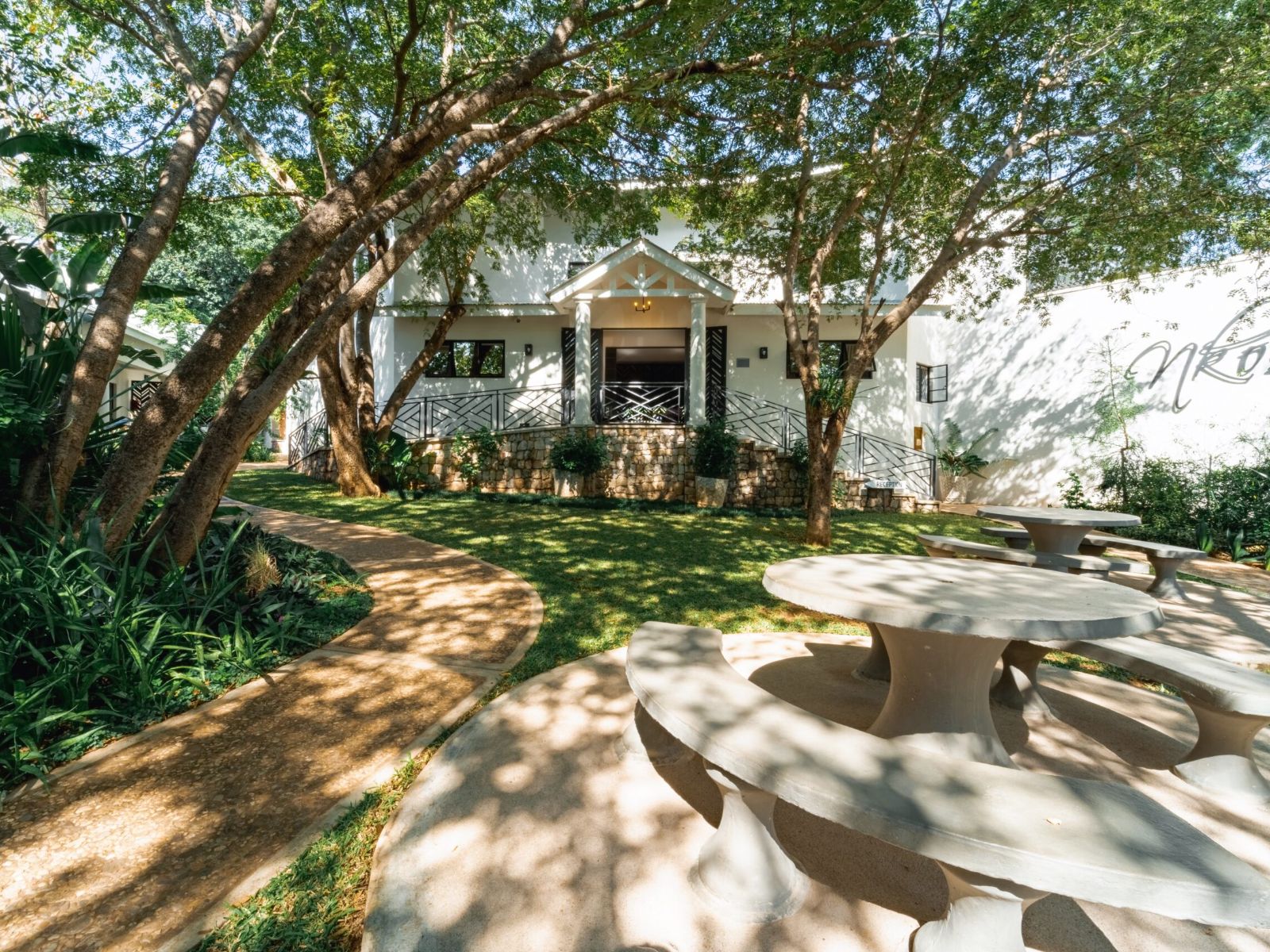 Rondreis Botswana, Vic Falls, Nkosi Guest Lodge, buitenaanzicht
