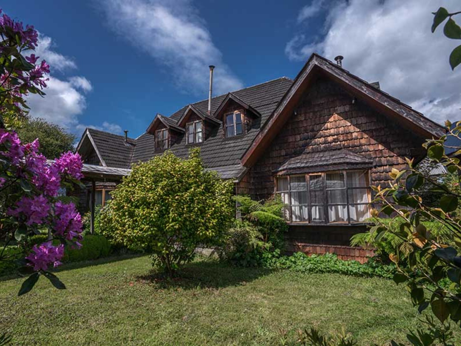 Rondreis Chili, Hornopiren, Hosteria Catalina, buitenaanzicht verblijf