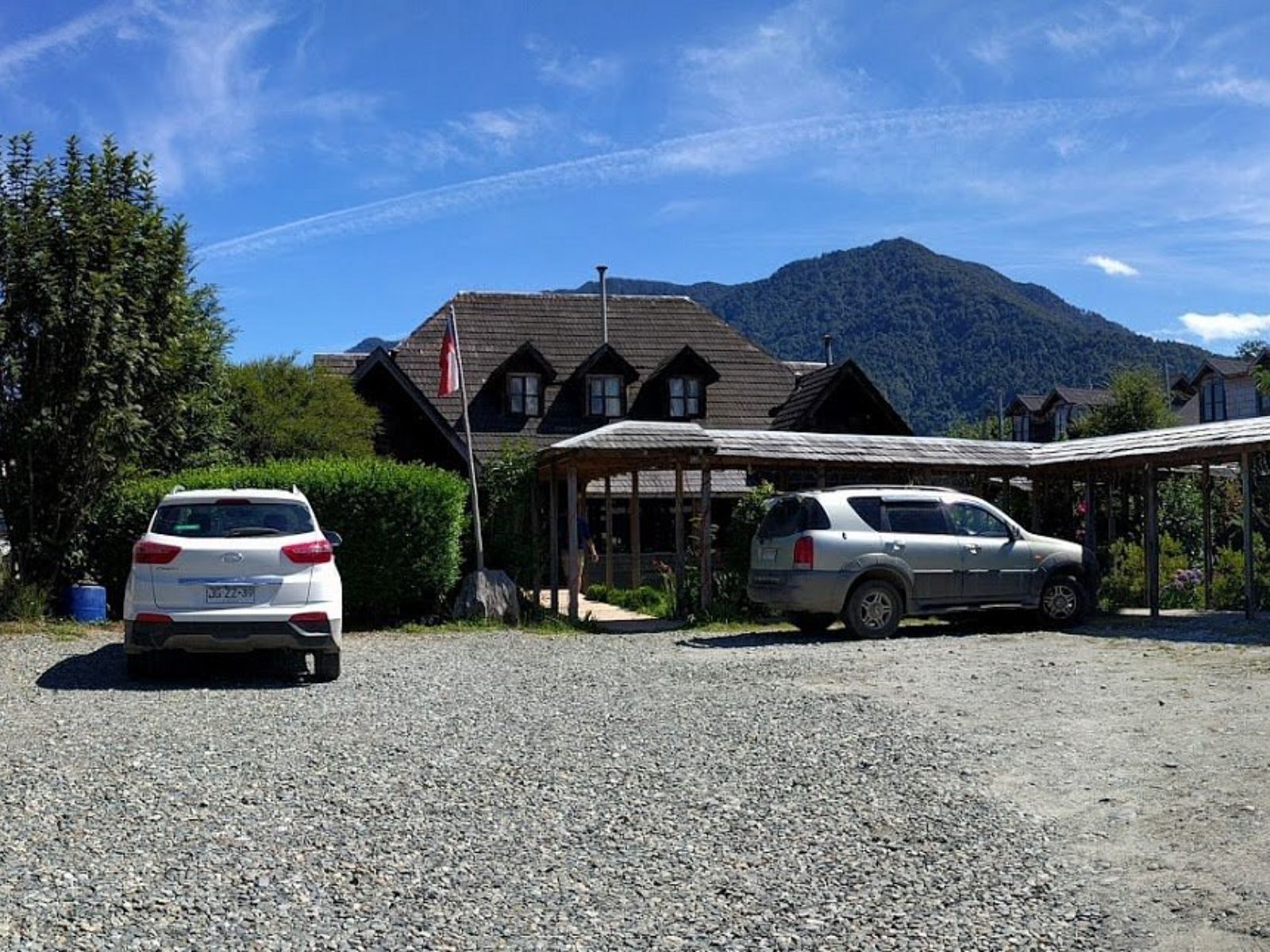 Rondreis Chili, Hornopiren, Hosteria Catalina, parkeerplaats