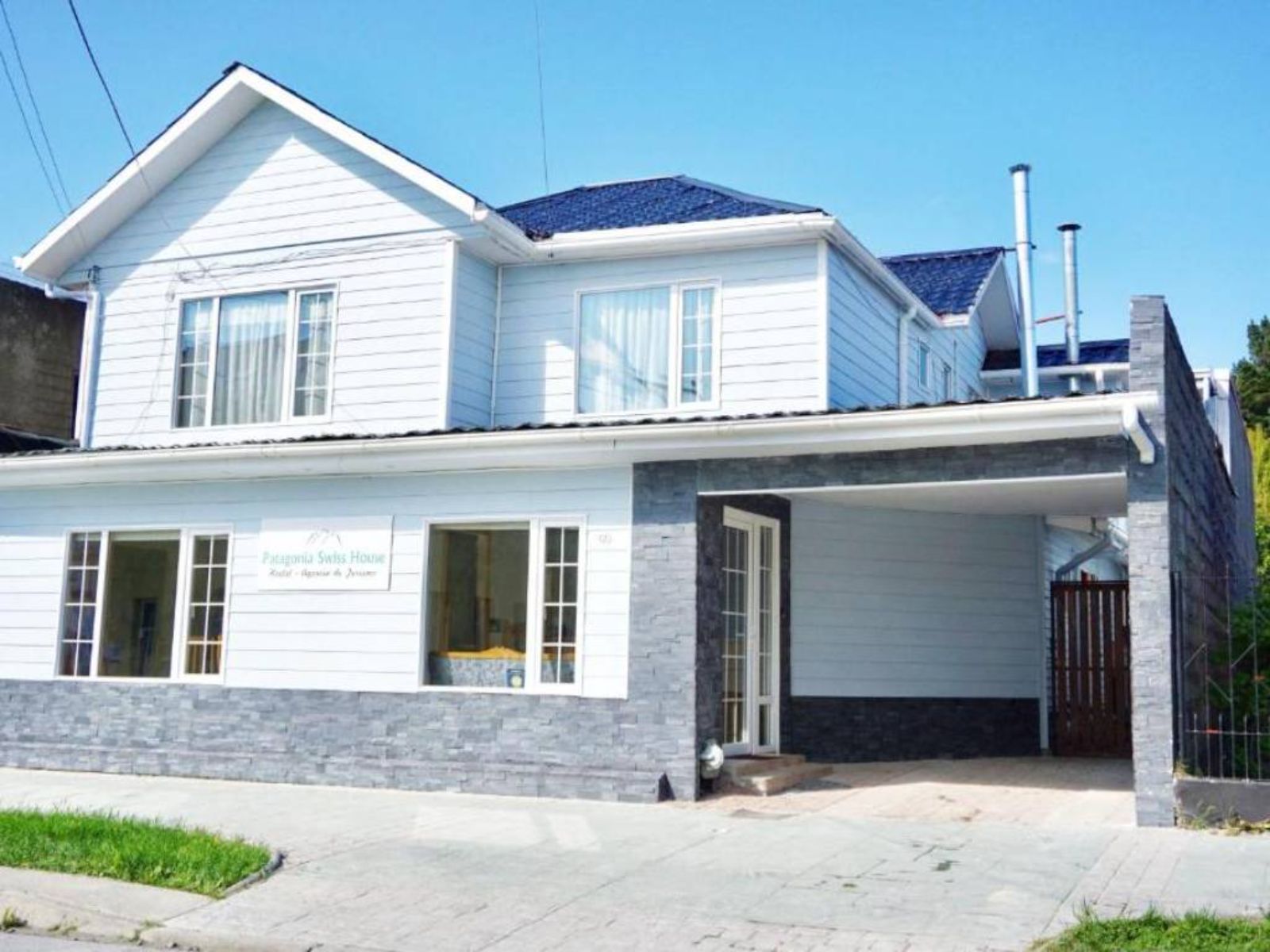 Rondreis Chili, Puerto Natales, Patagonia Swiss House, buitenaanzicht verblijf