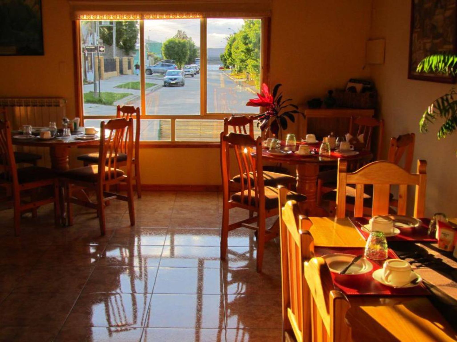 Rondreis Chili, Puerto Natales, Patagonia Swiss House, ontbijtruimte