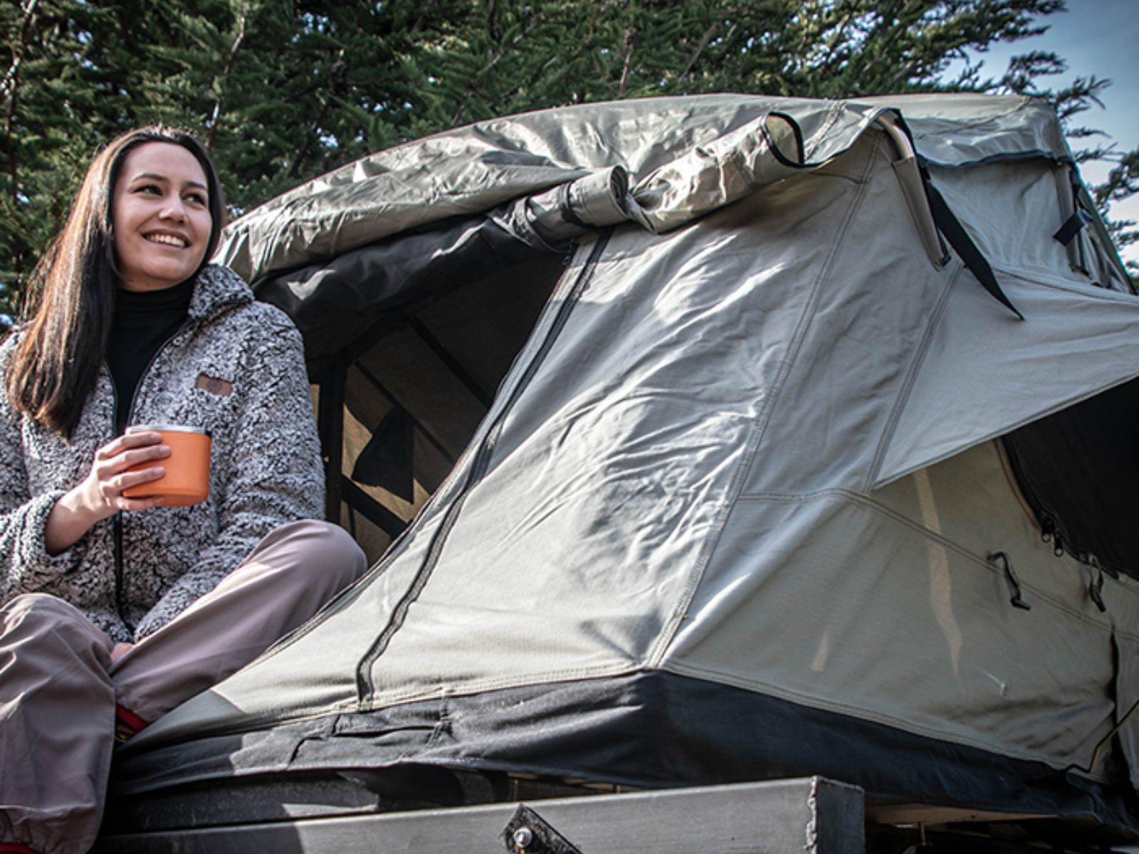 Rondreis Chili, Torres del Paine, Camping Chileno, vrouw naast een tent