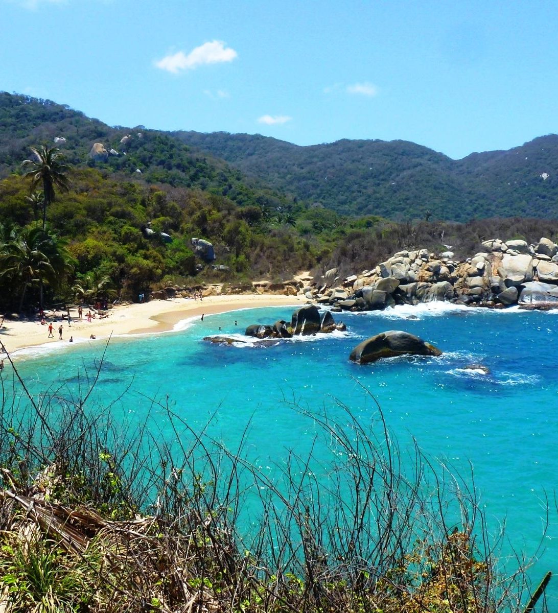 Rondreis Colombia, Tayrona National Park kust met rotsen