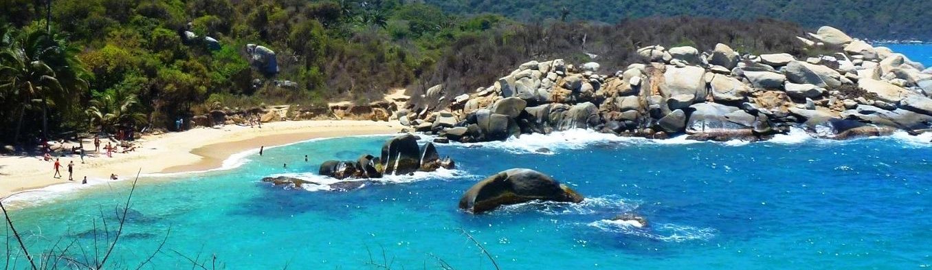 Rondreis-Colombia-Tayrona-National-Park-kust-met-rotsen